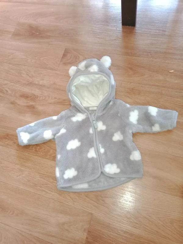 h&m gilet a capuche avec des petites oreilles taille 1 mois
